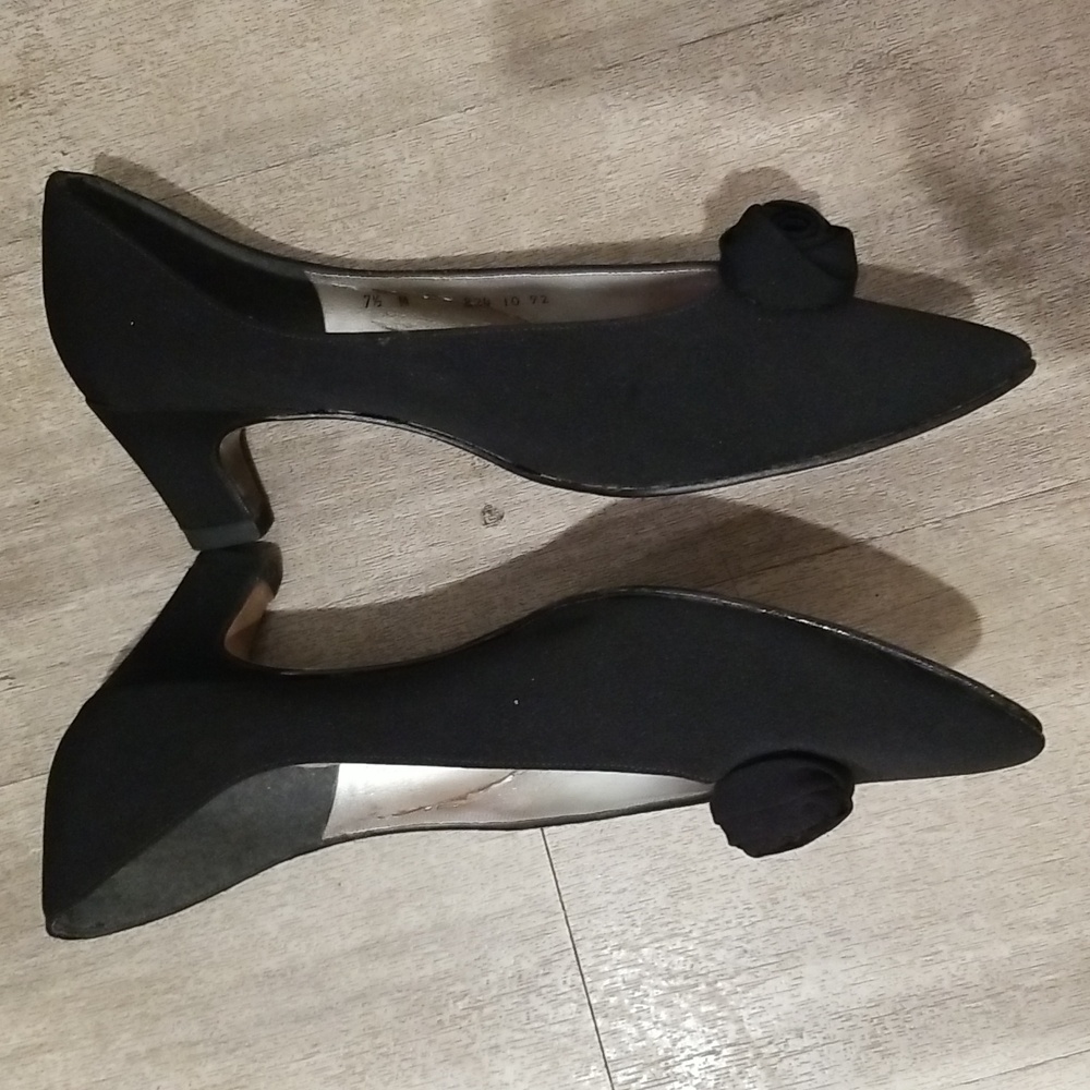 Amano Black Silk Pumps Rose Medallion Size 7.5